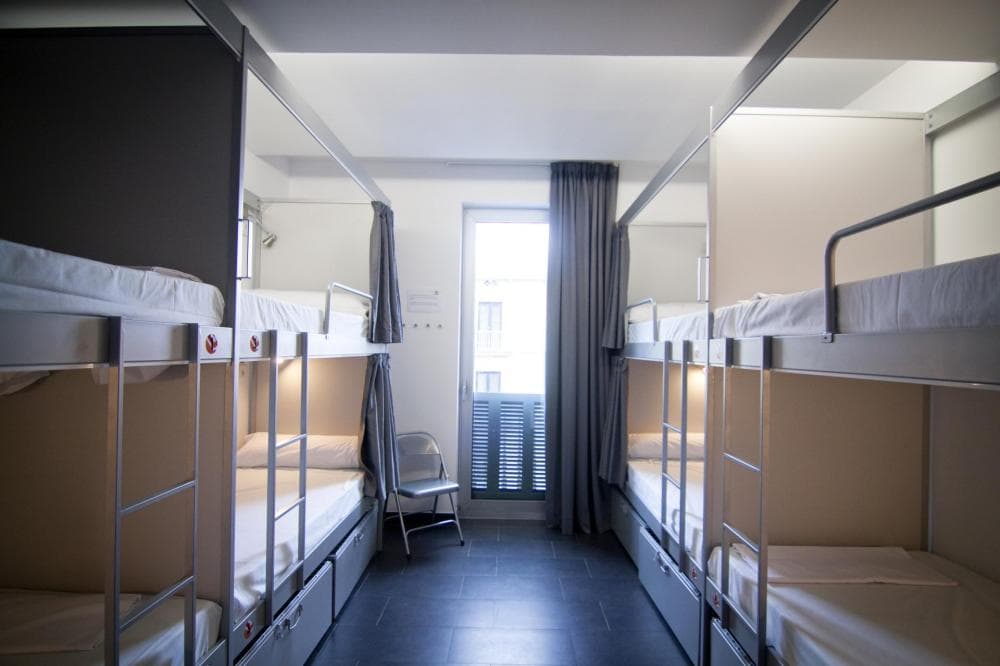 Dortoir d’auberge de jeunesse à Barcelone avec lits superposés