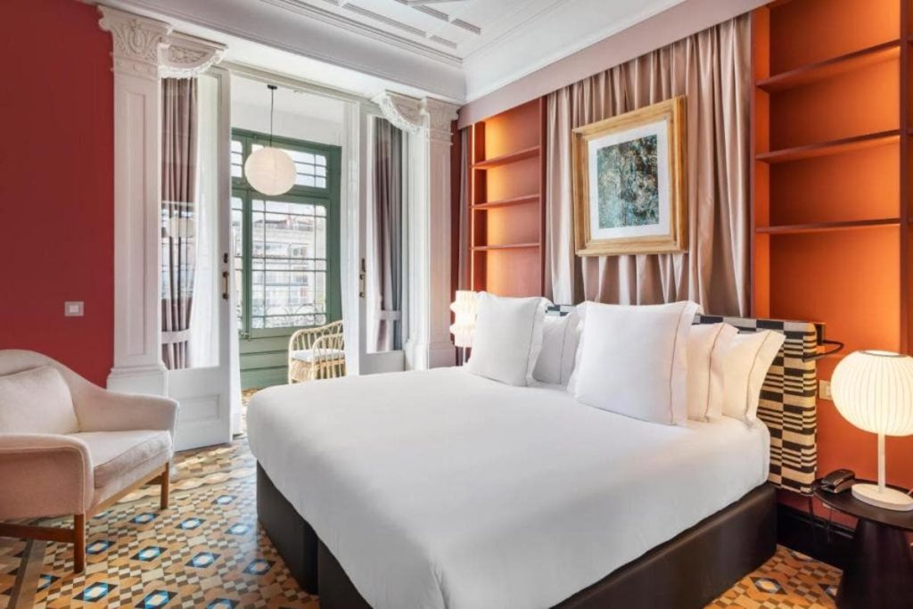 Chambre d’hôtel à Barcelone avec lit double et décoration moderne