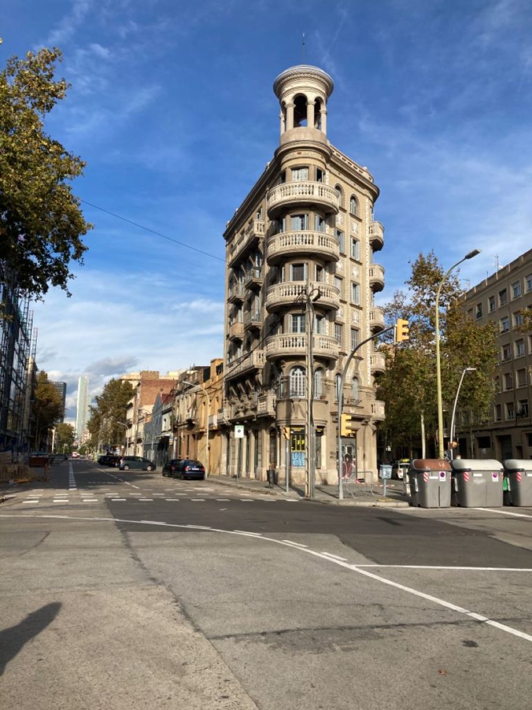Immeuble emblématique du quartier Poblenou à Barcelone au carrefour d’une avenue