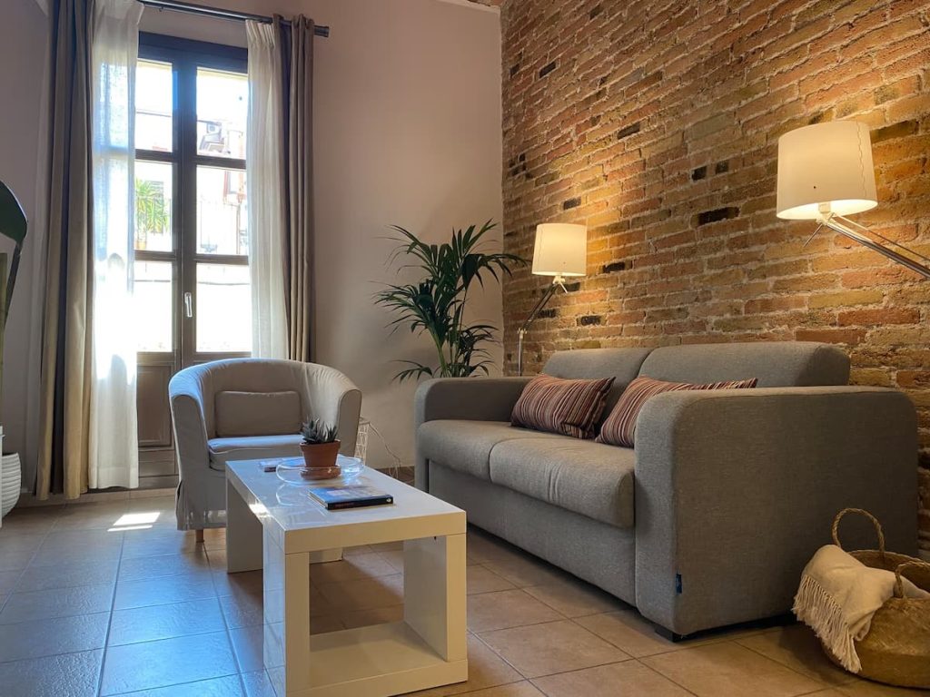 Studio à Barcelone avec salon et mur en briques apparentes